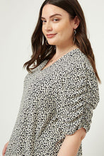 Load image into Gallery viewer, Dainty V-Neck Leopard Tee
